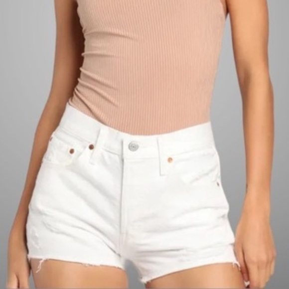 Levi’s White Denim shorts NWT distressed frayed hem high rise size 32 - Picture 3 of 12